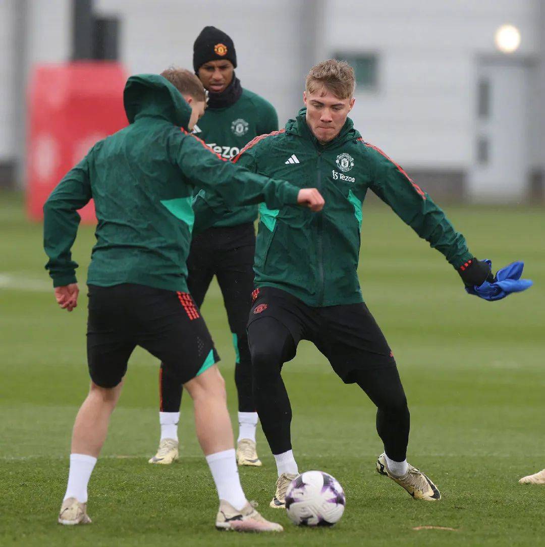 易游娱乐 -离谱！今夜曼联调整名单以备NBA总决赛今晨辽宁本钢调整名单以备欧超杯，浙江稠州国际比赛日回应争议 